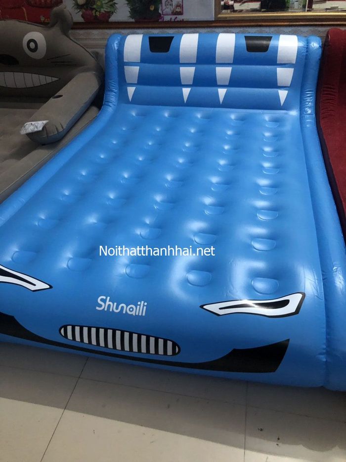 Giường hơi cho bé giá rẻ hình ô tô màu xanh