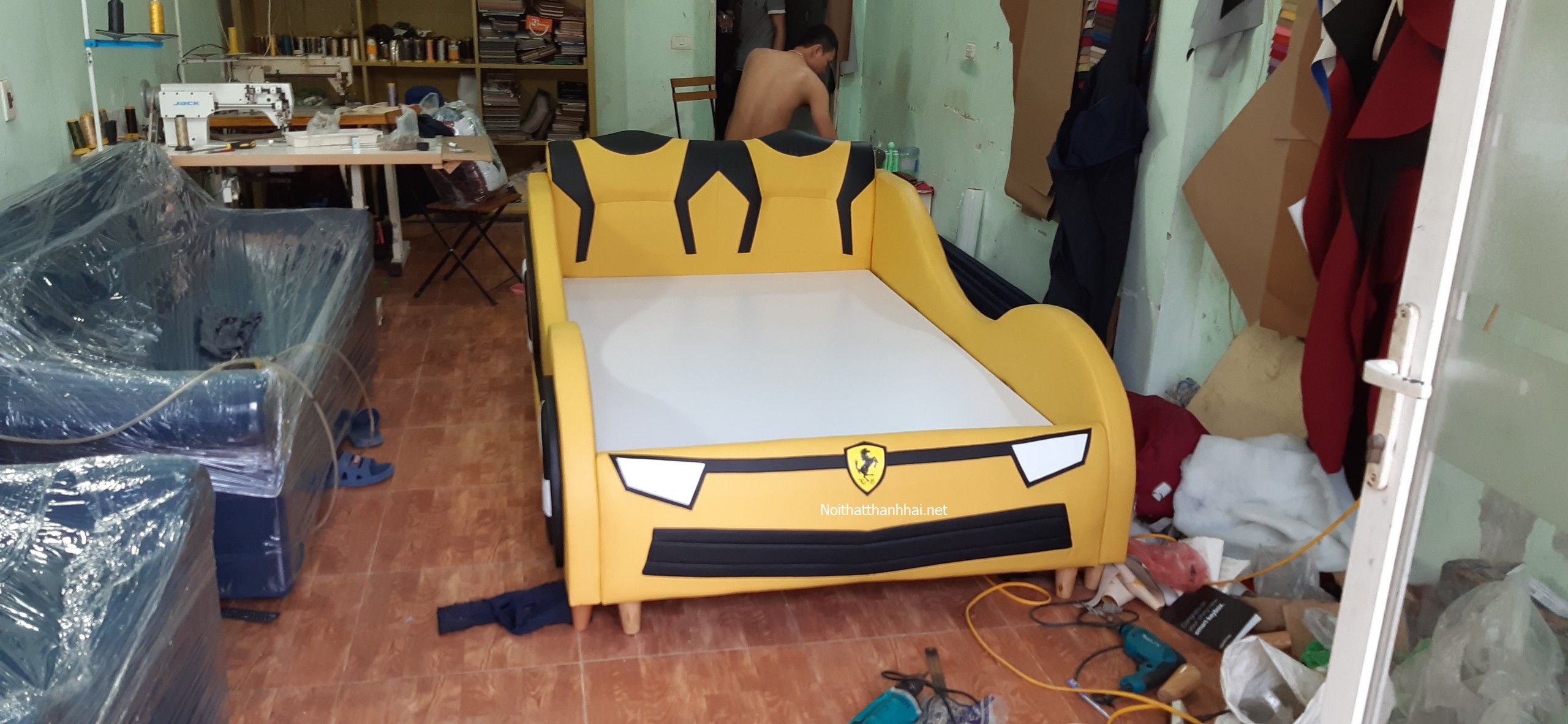 Giường ô tô màu vàng Batman giá bán 12 triệu VND size 1m2 x 2m