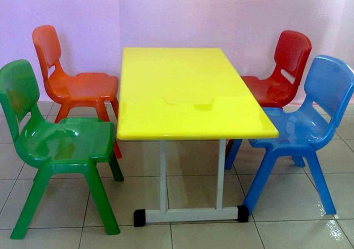 Bộ bàn ghế nhựa cho bé mẫu giáo từ 3 đến 5 tuổi