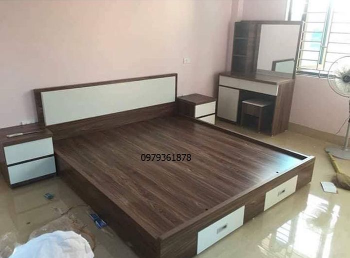 Giường gỗ công nghiệp giá rẻ dòng có 2 ngăn kéo ở đuôi giường, đầu giường có mút màu trắng