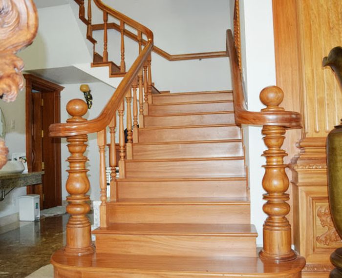 Chân cầu thang làm từ gỗ gõ đỏ