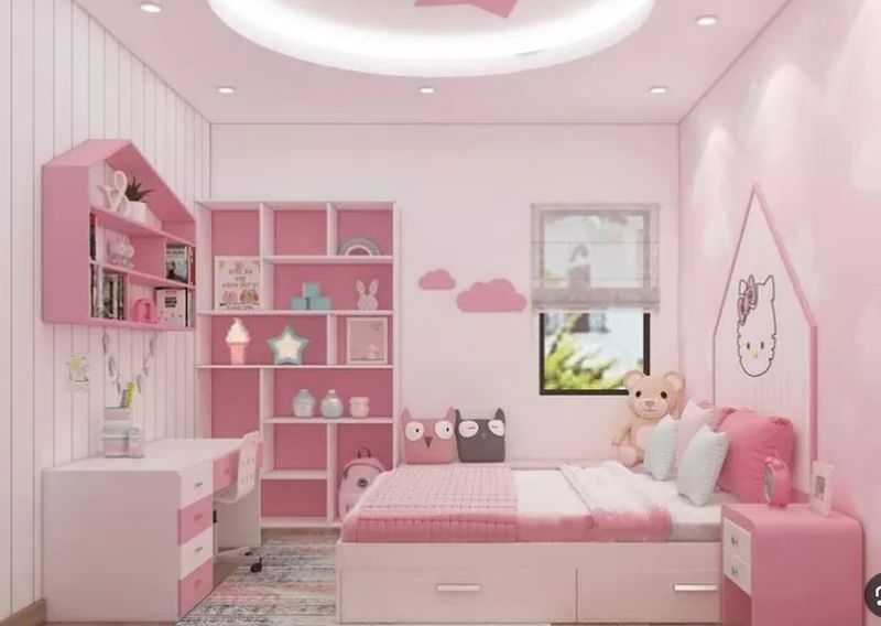 Phòng ngủ dành riêng cho bé gái xinh xắn với tông màu hồng nhạt, đậm phối kết hợp, giường có trang trí họa tiết hello kitty rất xinh xắn và dễ thương